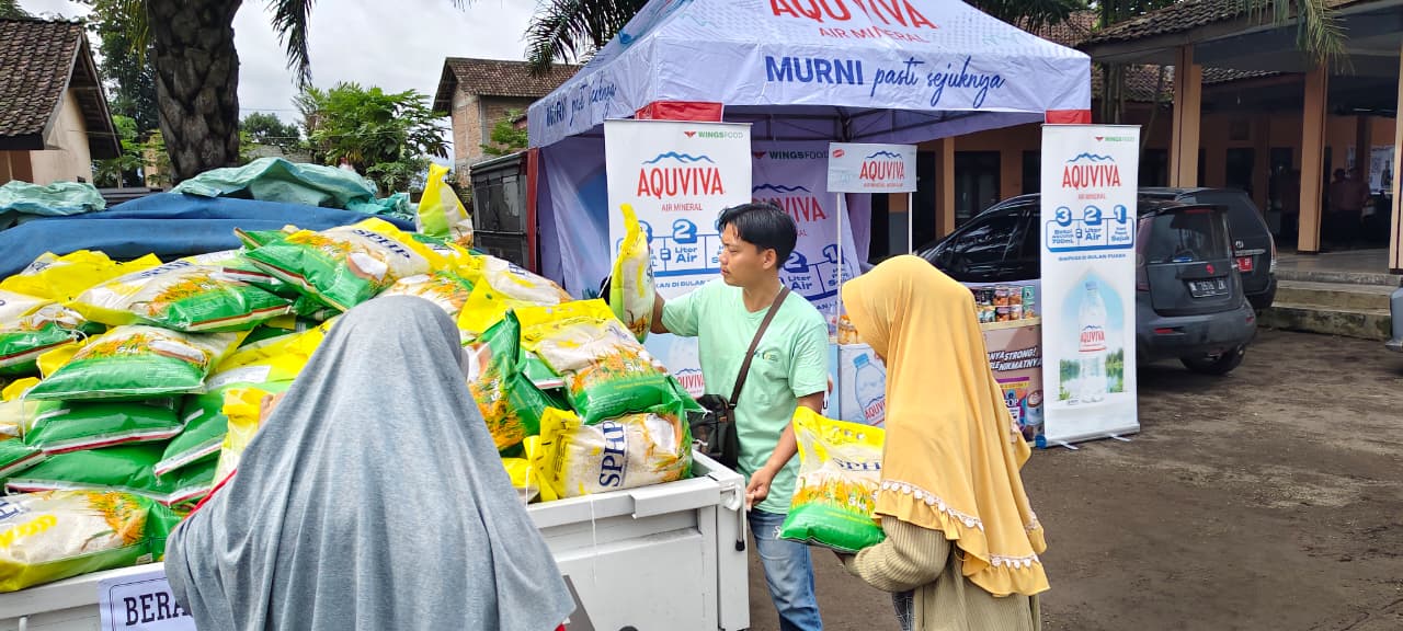 Warga membeli beras SPHP yang disediakan Bulog Jember saat Gerakan Pangan Murah di Sumberjambe. Dua ton beras langsung ludes.