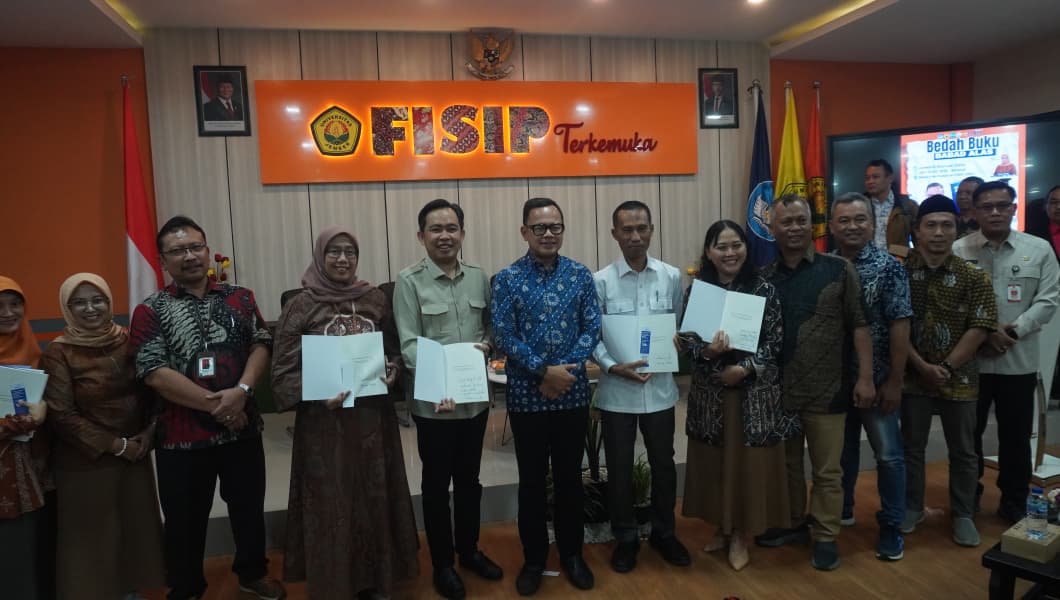 Wamendagri Bima Arya berfoto bersama Bupati Jember Muhammad Fawait, sivitas akademika FISIP Unej, dan sejumlah undangan.
