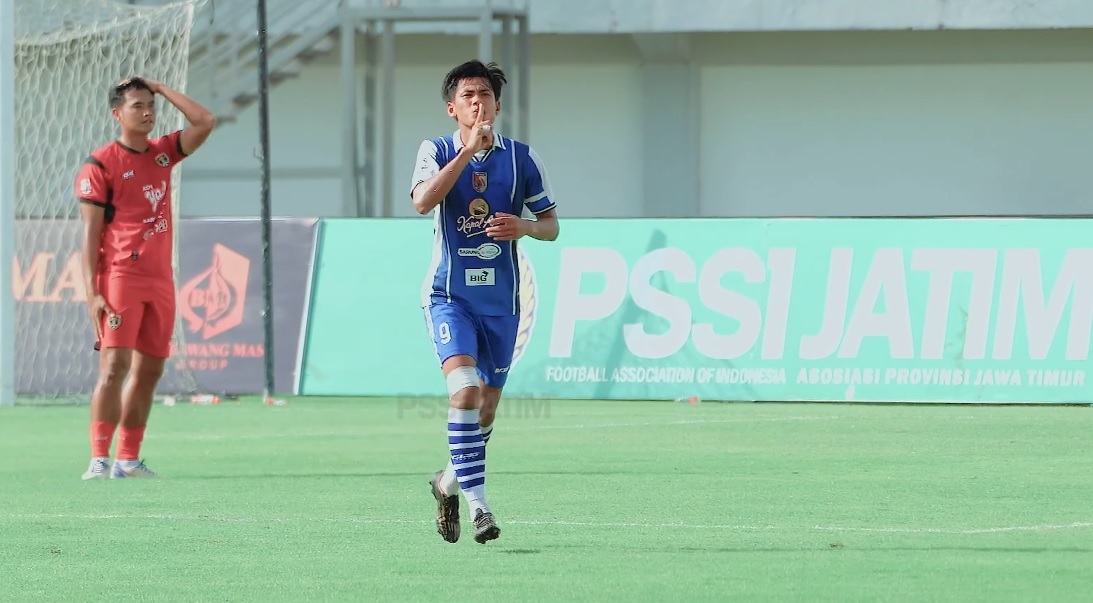 Pemain Persid Jember Ghivari Vaiz Aditya berselebrasi setelah mencetak gol penyama lawan Persinga Ngawi. Persid berhasil meraih juara 3 Liga 4 Jatim
