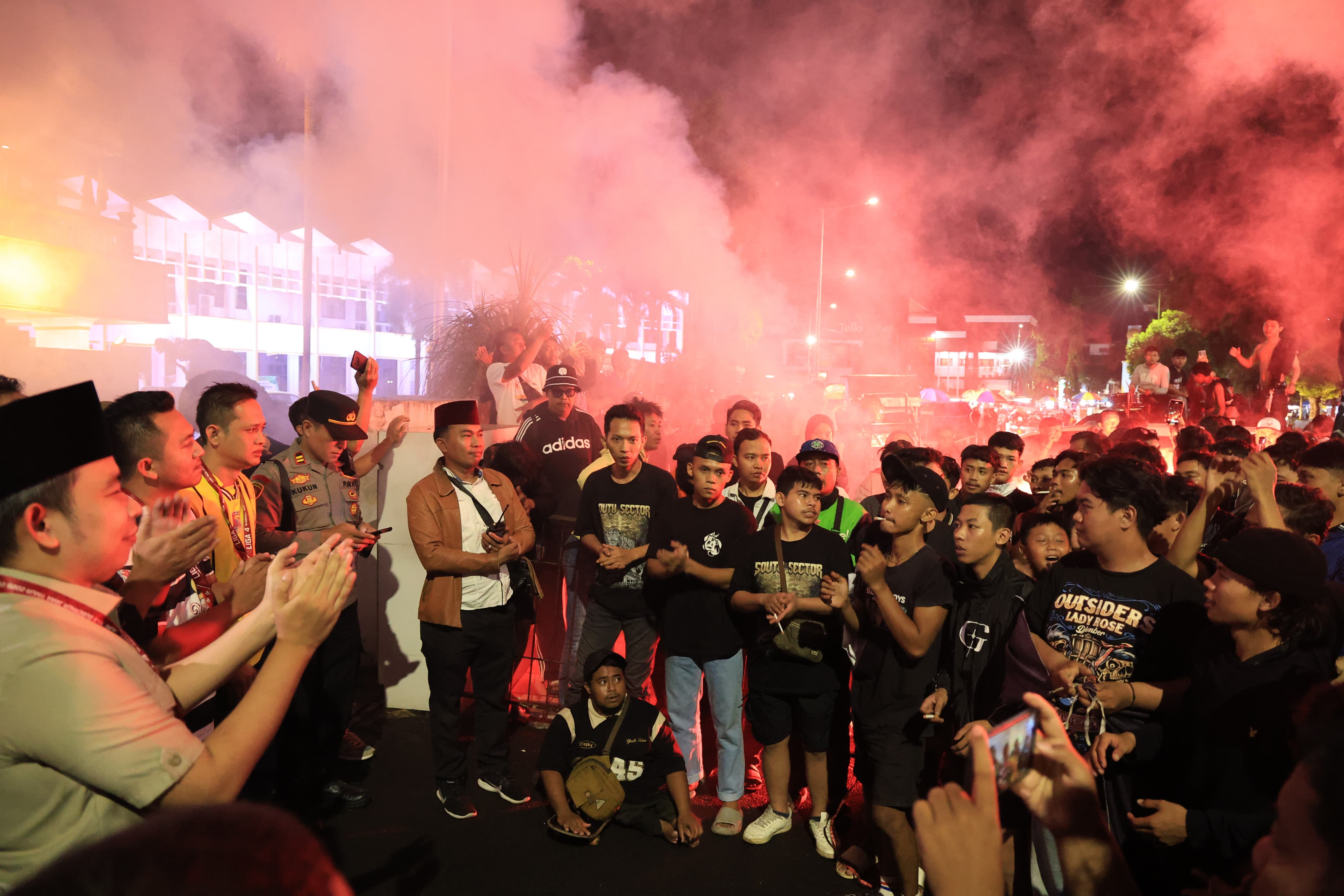 Juara 3 Liga 4 Jatim, Ratusan Suporter Sambut Kedatangan Persid Jember, Bupati Gus Fawait: Ini Capaian Membanggakan