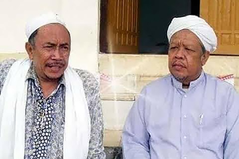 KH Ali Wafa (kanan), pengasuh Pondok Pesantren Mahfilud Duror II, Suger Kidul, Kecamatan Jelbuk, Kabupaten Jember, Jawa Timur.