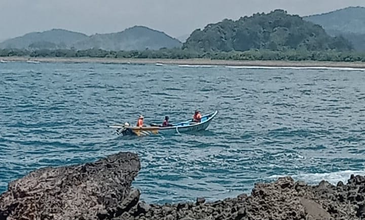 Petugas mencari keberadaan Faruk, pemancing asal Silo Jember yang hilang di Pantai Cangaan.