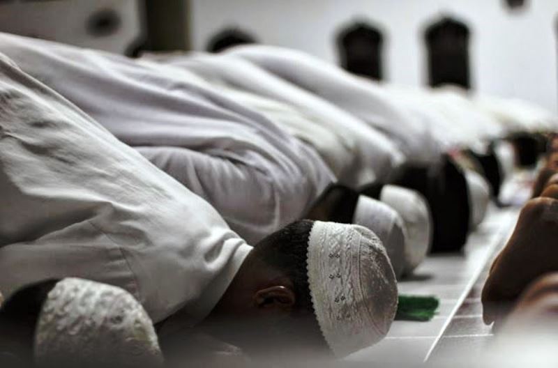 Ilustrasi salat tarawih. (Foto: Zarihazbm-pinterest)