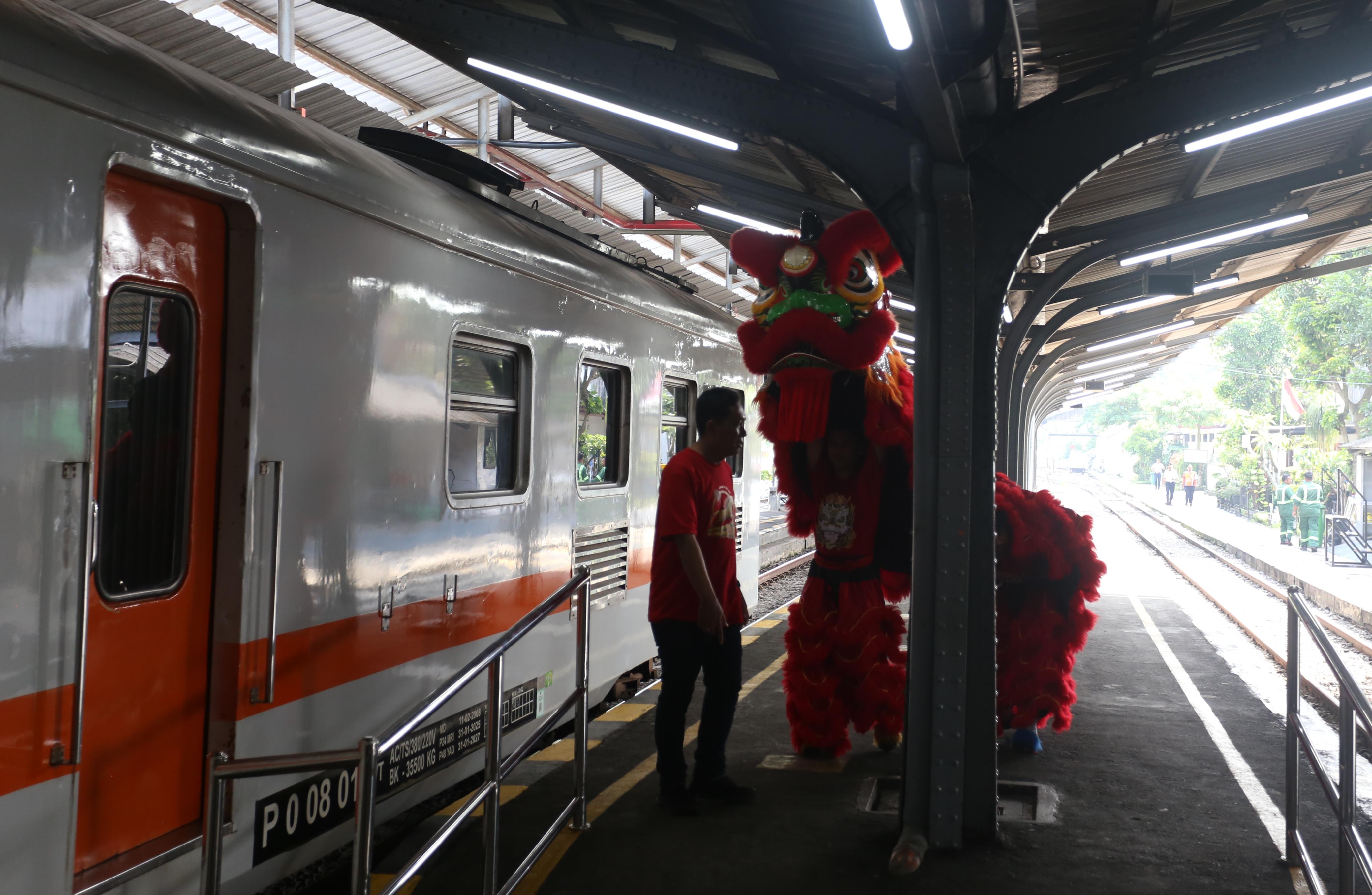 Atraksi barongsai di Stasiun Jember, Selasa (17/2/2026). Pada masa libur perayaan Imlek 2577, penumpang Daop 9 tembus 55 ribu orang.