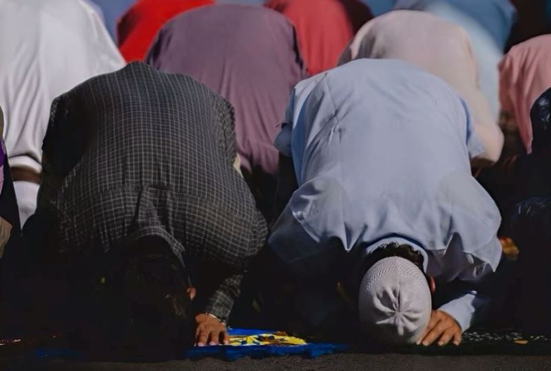 Ilustrasi salat tarawih. (Foto: Mira-pinterest)