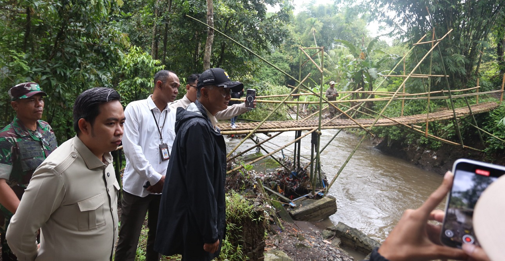 Menteri PU Dody Hanggodo didampingi Bupati Jember Muhammad Fawait meninjau jembatan rusak. Selain itu, menteri juga melihat Pasar Tanjung dan rencana flyover Mangli.