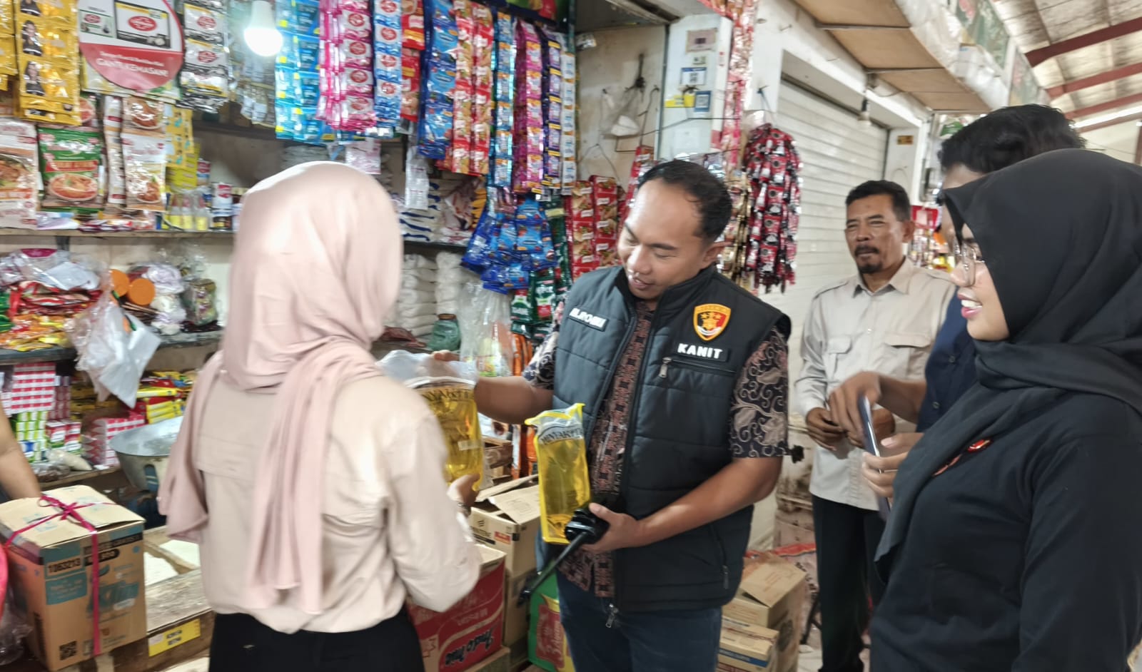 SIDAK: Tim Satgas Pangan melakukan sidak harga Bapokting. (Foto: POLSEK PATRANG)