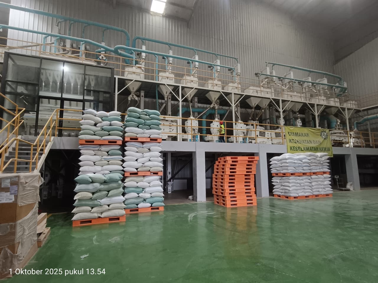 Aktivitas pengeringan gabah kering panen (GKP) di Gudang Bulog Jember. Karena kapasitas terbatas, Bulog menggandeng mitra maklon yang memiliki sarana pengering. 