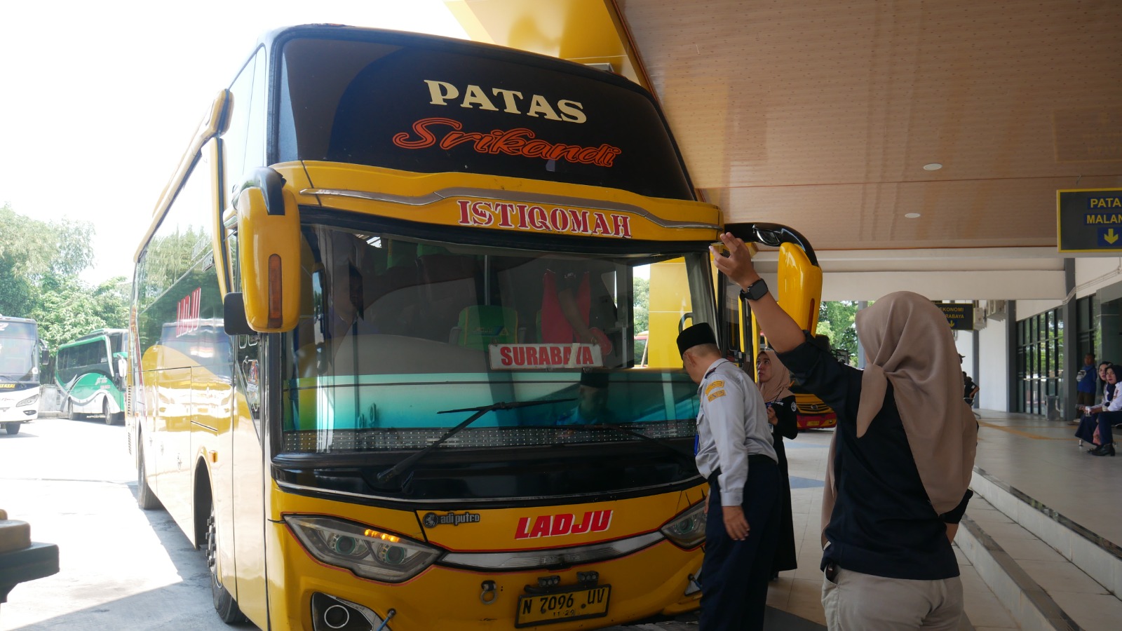 Petugas mengecek armada bus mudik di Terminal Tawang Alun Jember, Maret 2025. Berikut ini cara pendaftaran mudik gratis 2026