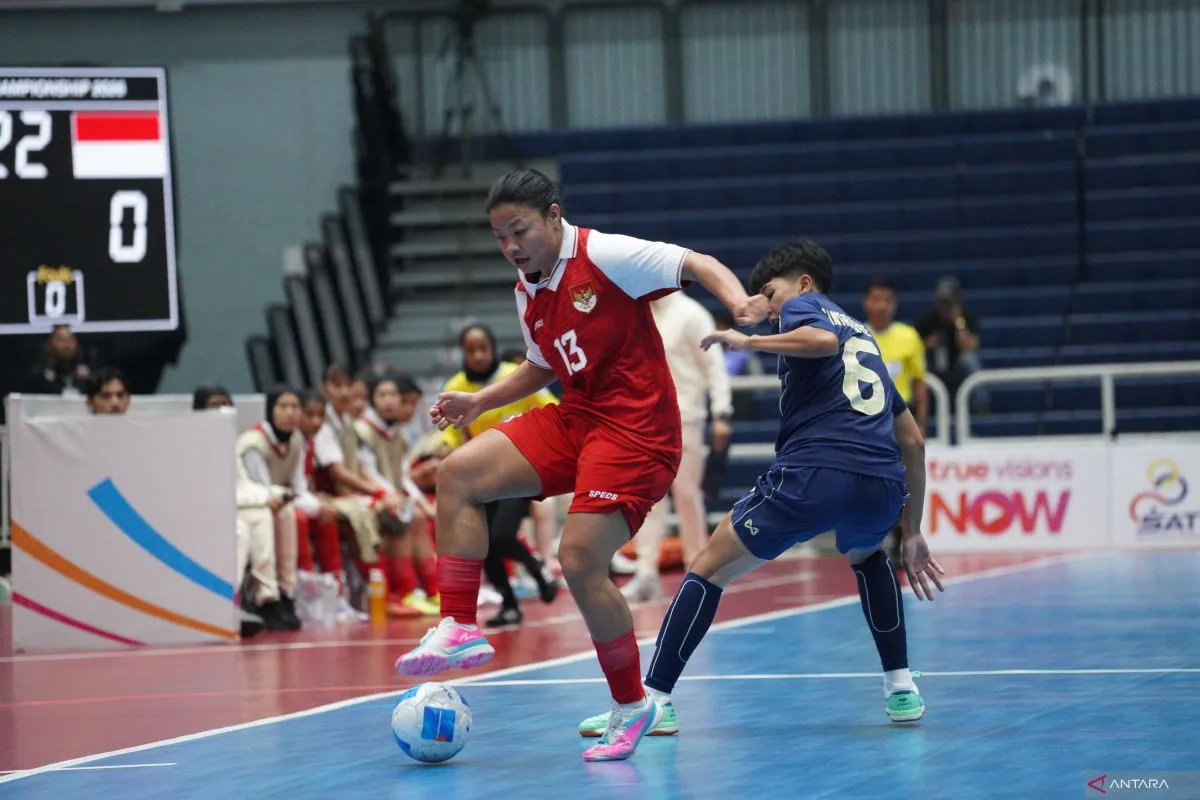 Pemain timnas futsal putri Indonesia Ikeu Rosita (kiri) membawa bola saat melawan Thailand pada piala AFF Futsal 2026 di Terminal 21 Korat, Nakhon Ratchasima, Thailand, (ANTARA/HO-FFI)