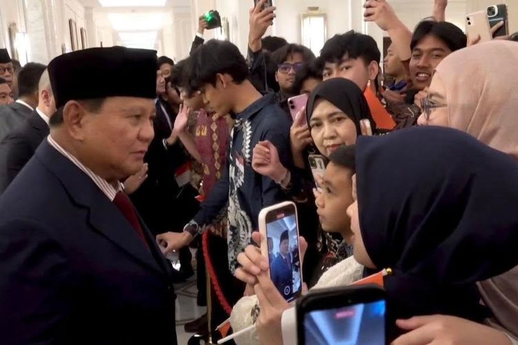 Presiden Prabowo Subianto saat memberikan ucapan selamat ulang tahun secara langsung kepada seorang mahasiswi Indonesia di Amman, Yordania, (Dok. Badan Komunikasi Pemerintah RI)