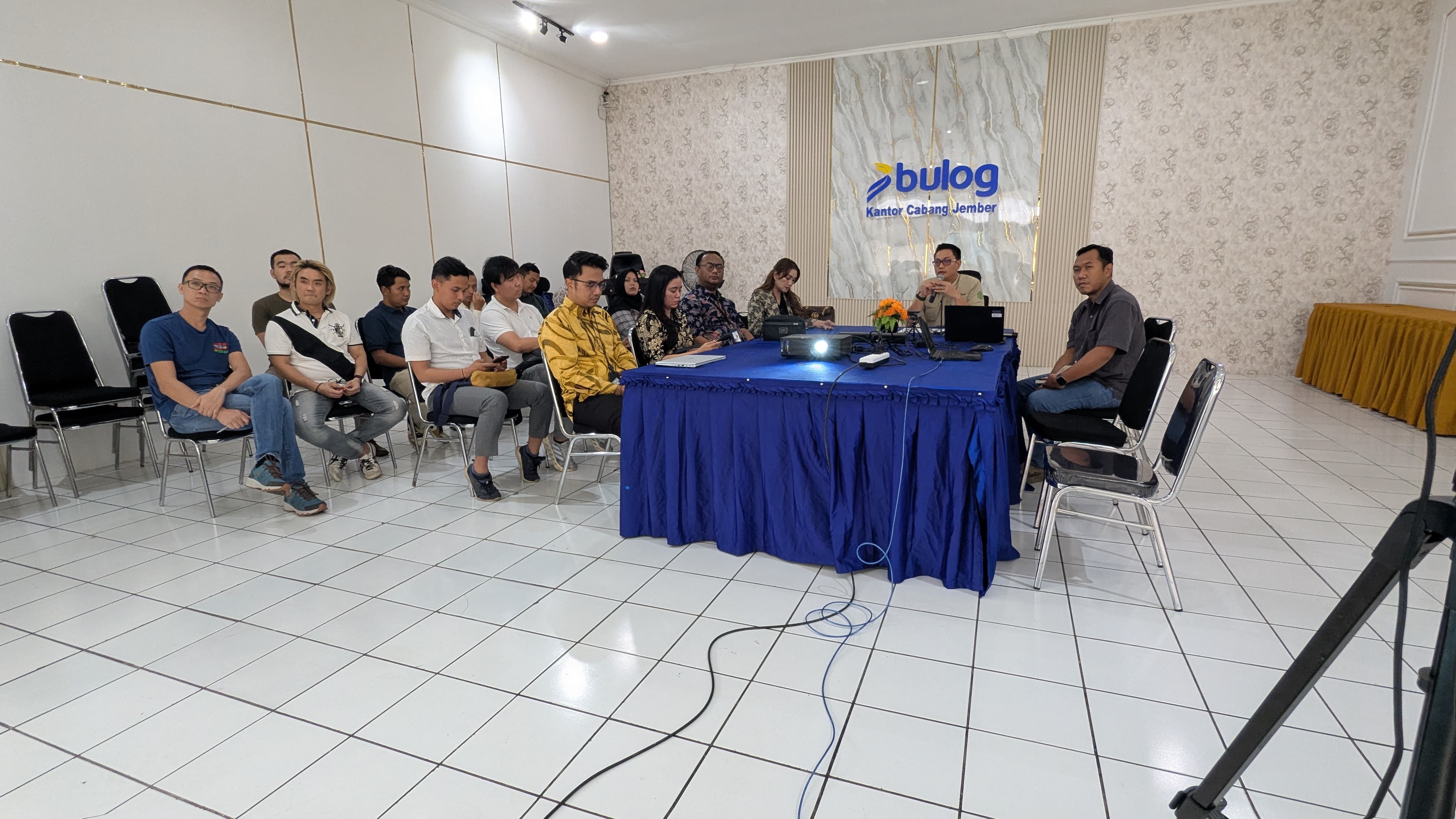 Rapat Persiapan Bulog dengan Mitra Makloon. Hadapi Panen Raya, Bulog Jember Perbesar Kapasitas Pengering Gabah dan Tambah Mitra Makloon