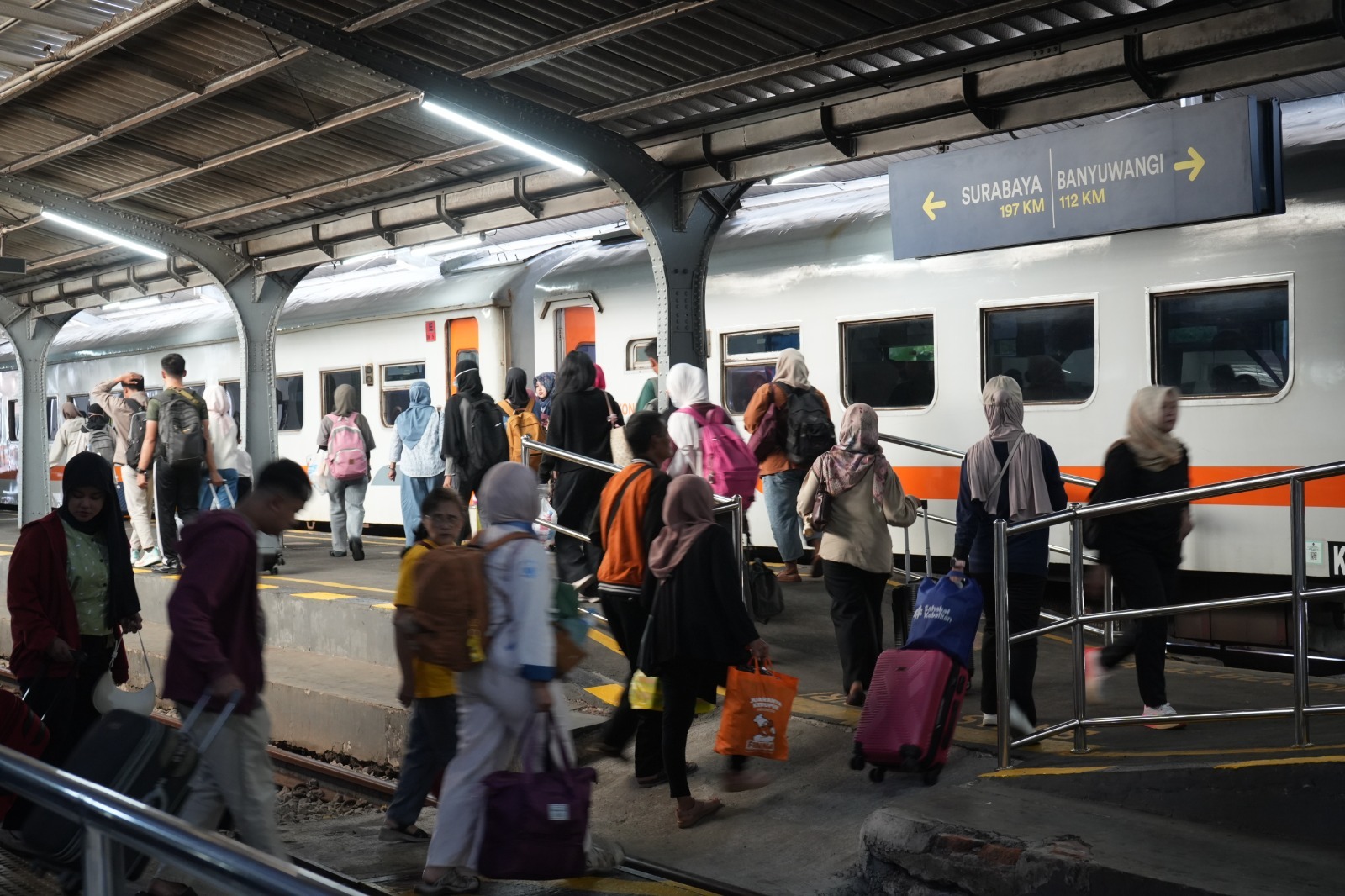 Suasana penumpang di Stasiun Jember. Ini Update Mudik 2026: Daop 9 Jember Siapkan KA Mutiara Timur Tambahan, Ini Tiket Kursi yang Tersedia