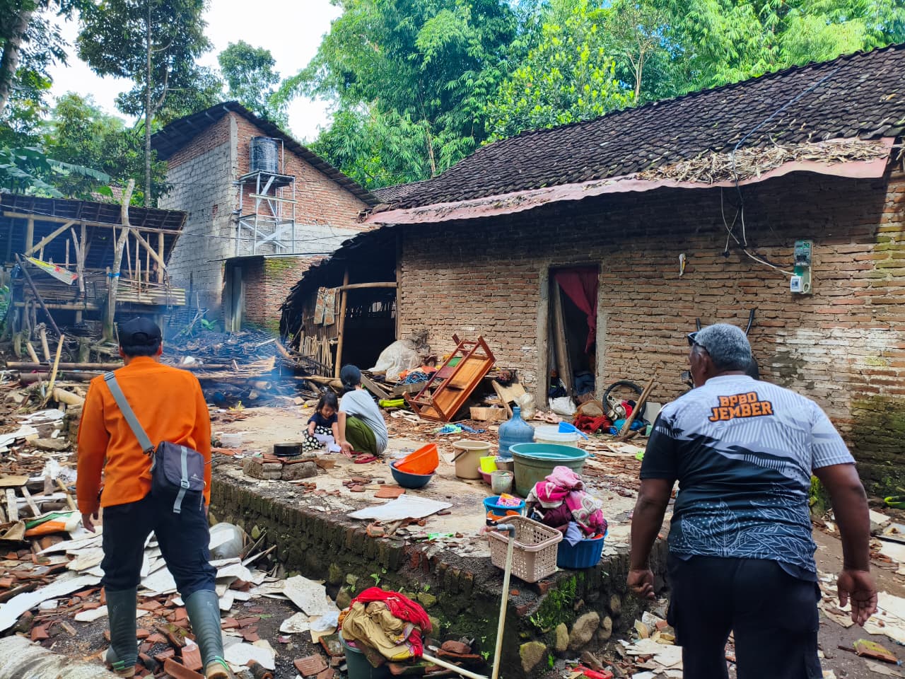 BPBD Jember tinjau rumah romboh diterjang angin kencang di Mayang. Bantuan logistik pun diserahkan