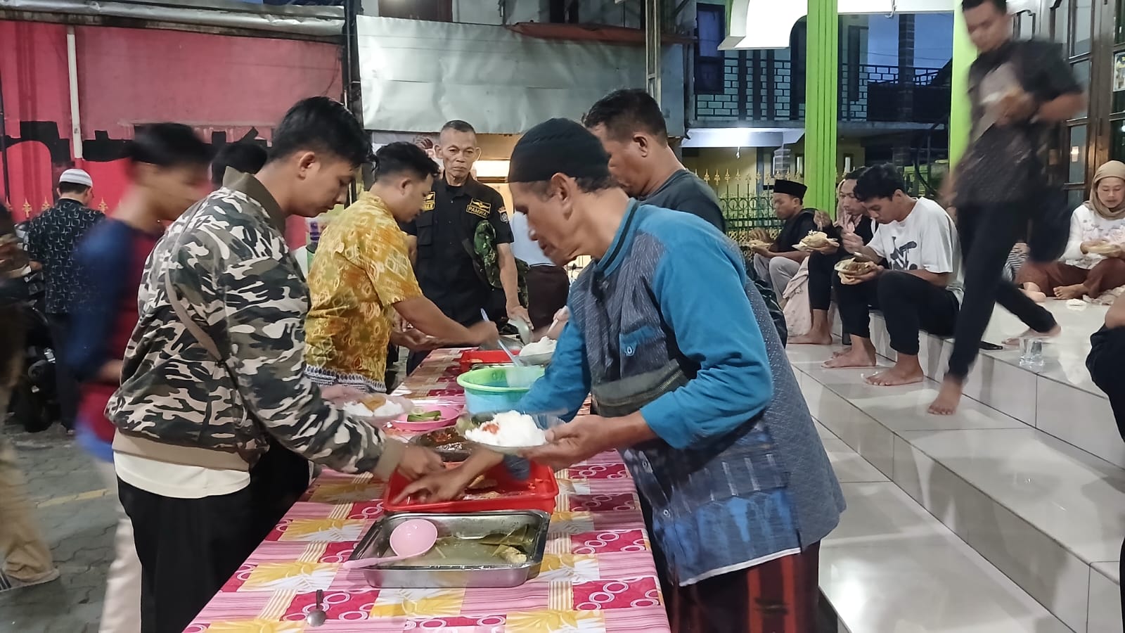 Suasana jamaah mengambil makanan untuk buka puasa bersama (Ona/Radar Jember)