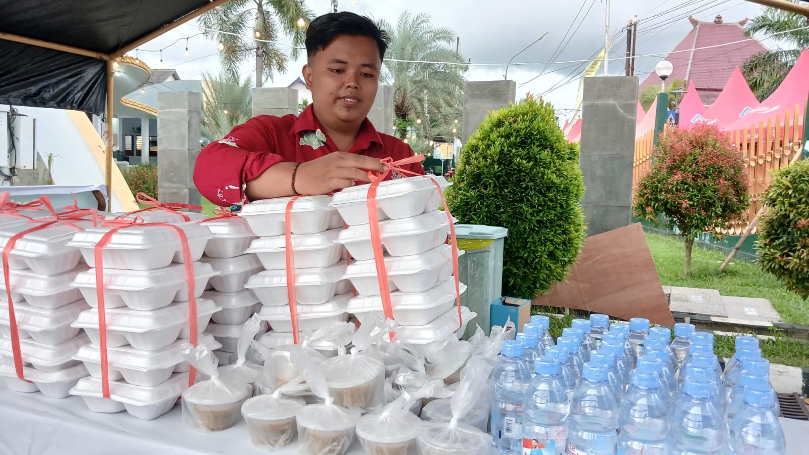 Masjid di Jember sediakan ratusan takjil gratis untuk ojol dan musafir (Ona/Radar Jember)