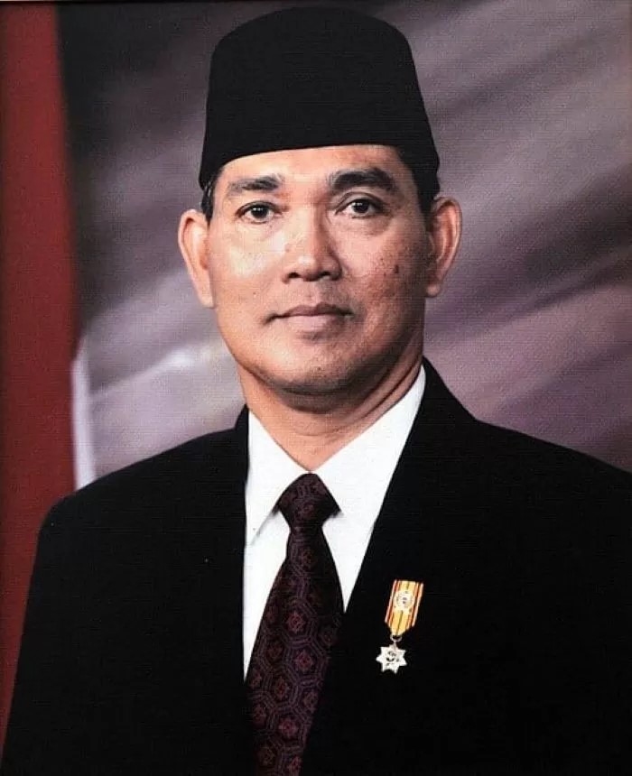 Foto resmi Try Sutrisno sebagai wakil presiden ke-6 Republik Indonesia pada tahun 1993