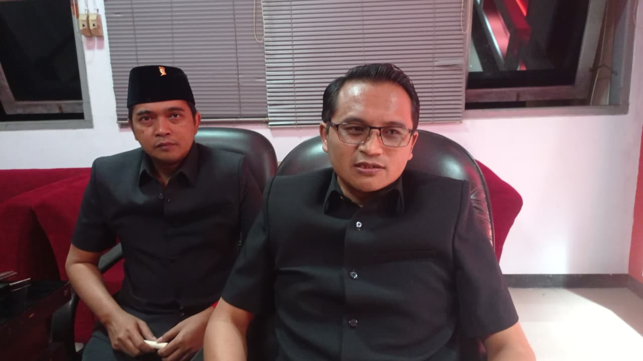 Ketua DPC PDI Perjuangan Jember Widarto (kanan) melarang seluruh kader PDIP terlibat bisnis MBG dan SPPG.