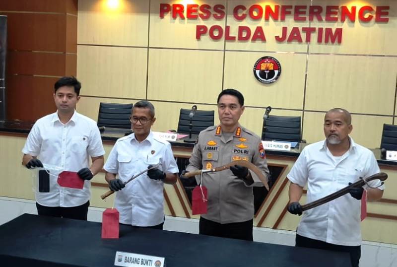Kabidhumas Polda Jatim Kombes Pol Jules Abraham Abast bersama jajaran memperlihatkan BB premanisme yang menyasar petani di kawasan lereng Gunung Bromo, Pasuruan. (Humas Polda Jatim/HO/HALOJEMBER)