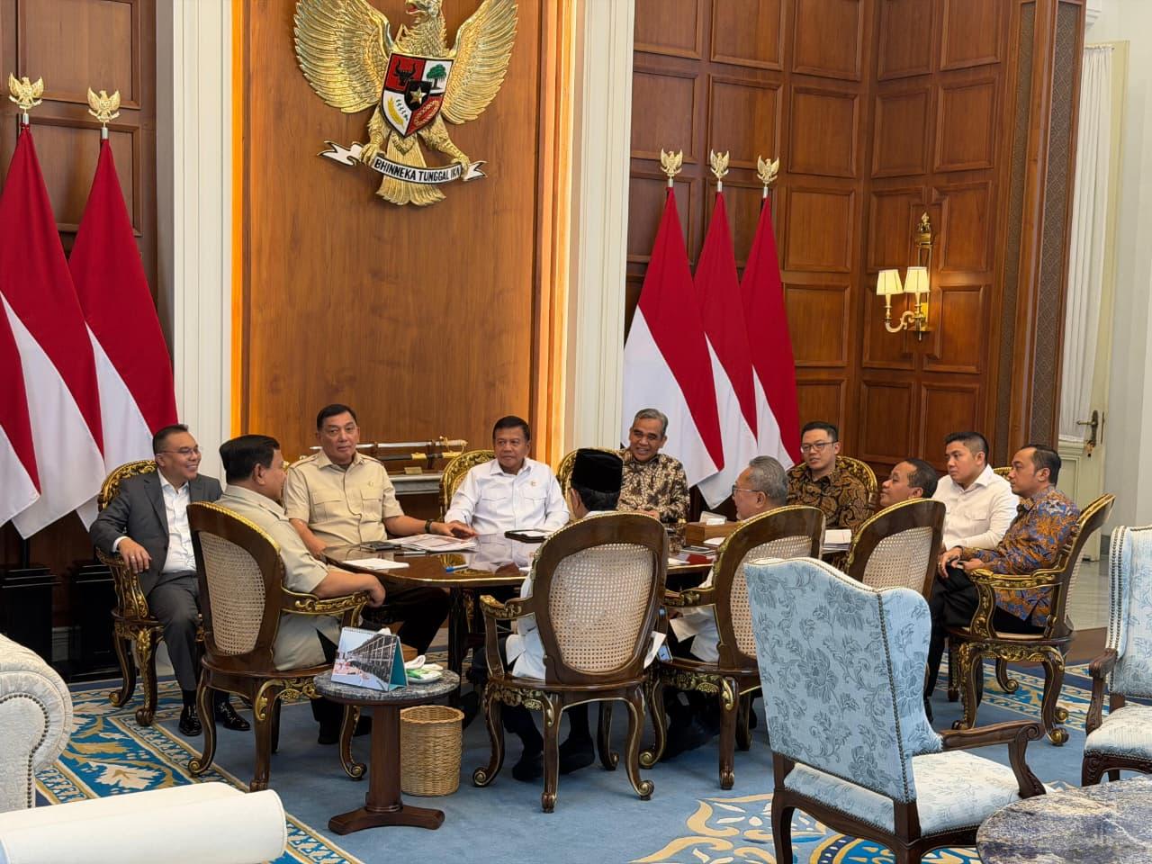 Presiden Republik Indonesia Prabowo Subianto menerima Wakil Ketua DPR RI Prof. Sufmi Dasco Ahmad beserta sejumlah Menteri Kabinet Merah Putih di Istana Merdeka, Jakarta, pada Rabu, 4 Maret 2026.