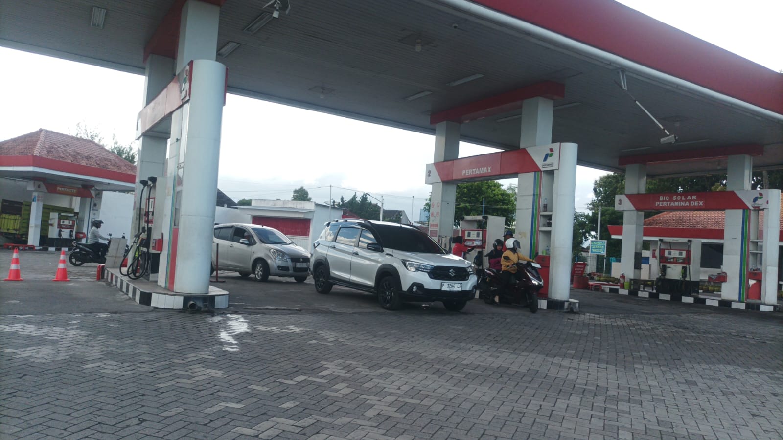 Antrean BBM di SPBU Tegal Besar Jember (Foto: Tri Joko/Halojember)
