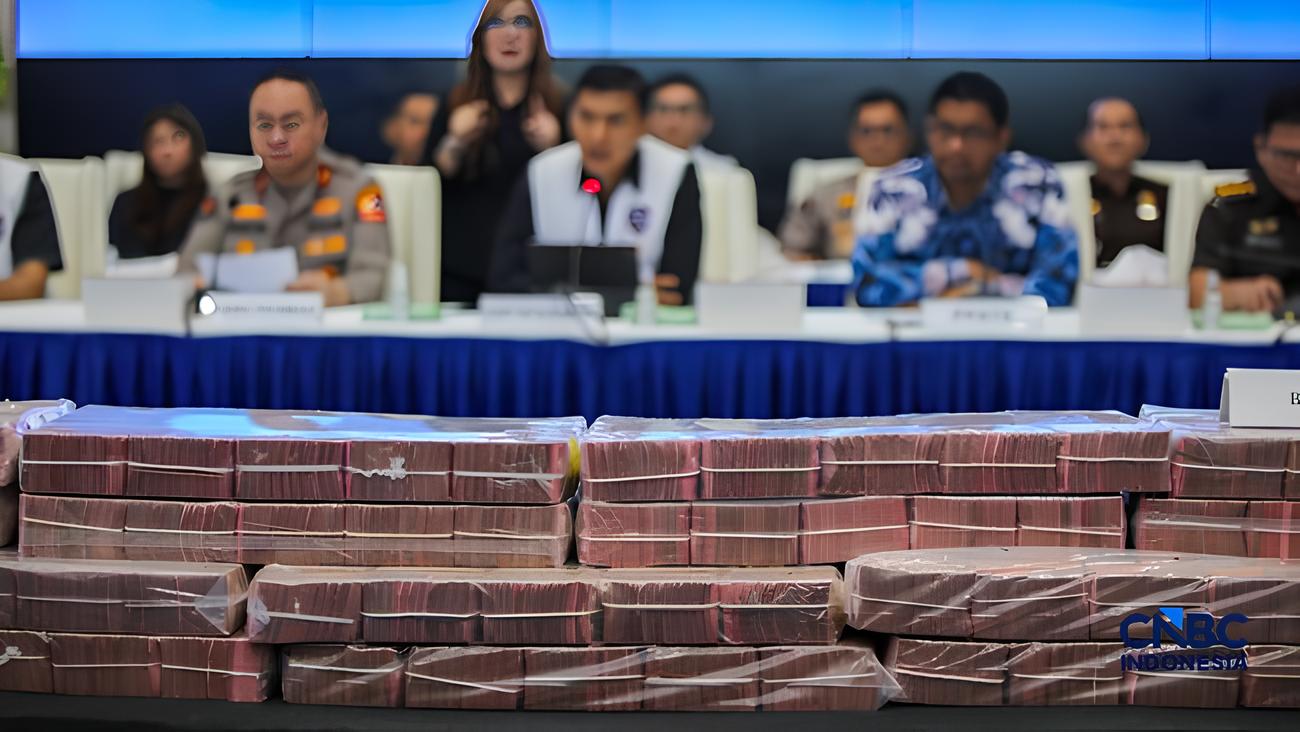 Direktorat Tindak Pidana Siber Bareskrim Polri memamerkan tumpukan uang senilai Rp 58.185.165.803 yang berasal dari tindak pidana perjudian online (judol), dalam konferensi pers di Gedung Awaloedin