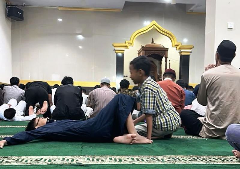 Ilustrasi tidur di masjid dan tetap bisa dapat pahala. (Isrofil-pinterest)