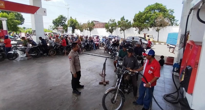 Suasana antrean di SPBU Jenggawah tampak mengular Jumat 6 Maret 2026. (JUMAI/RADAR JEMBER)