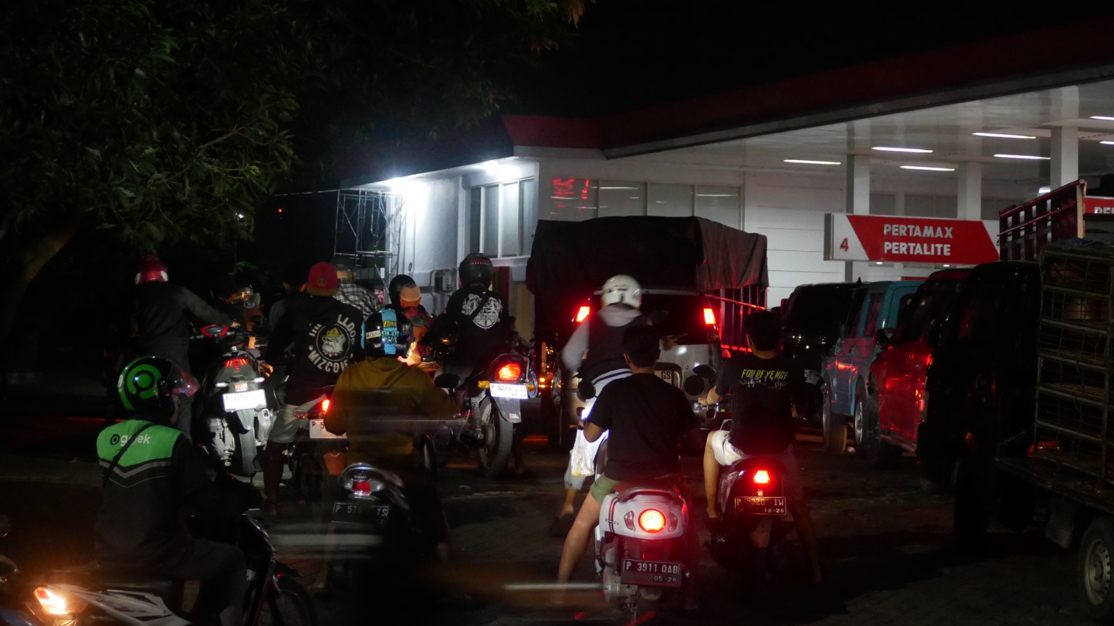 Kondisi antrean di SPBU Tegal Besar dekat Pasar Sabtuan. Antrean BBM di Jember Mengular hingga Dini Hari, Warga Rela Menunggu hingga Sejam