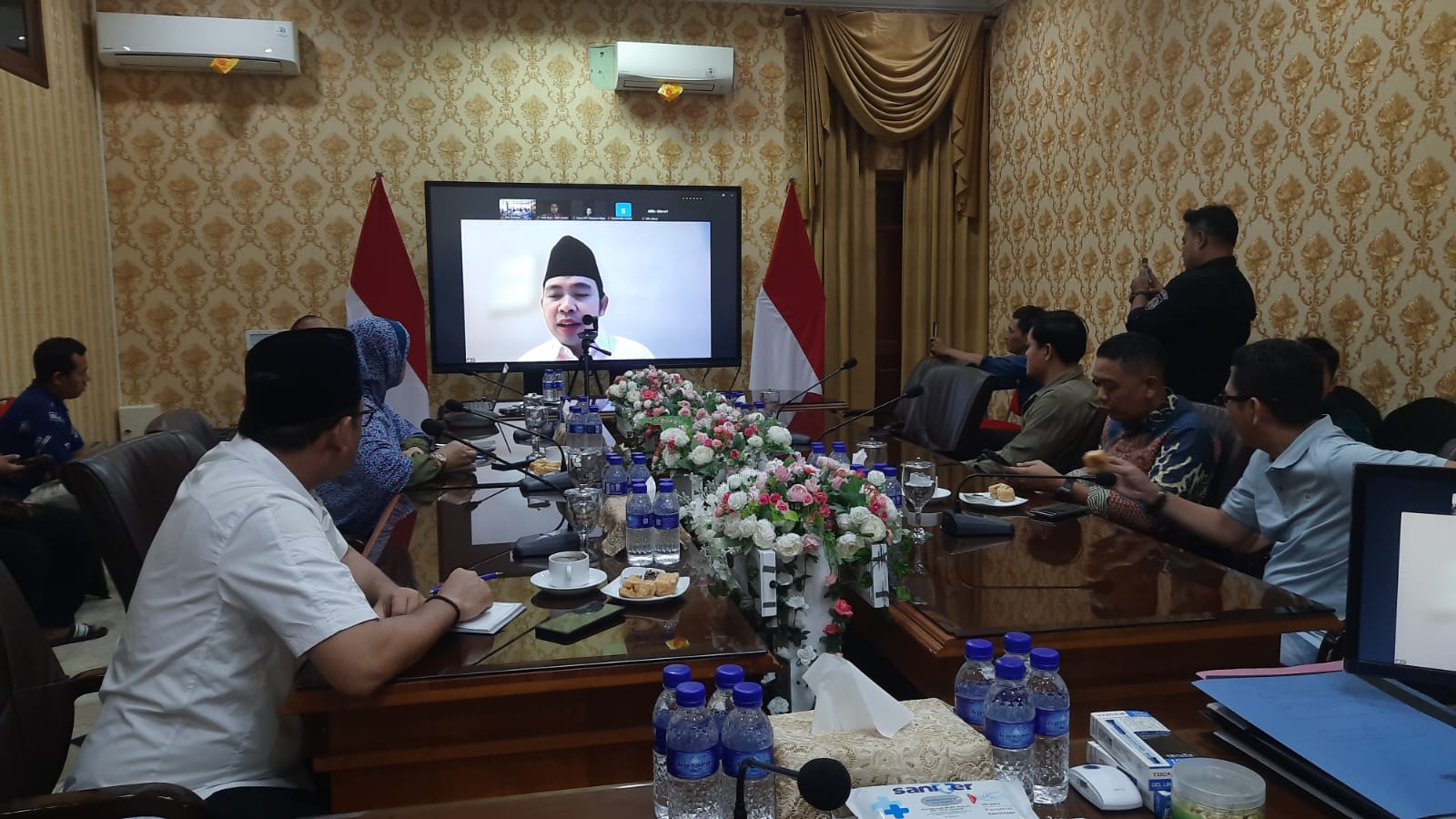 Rapat koordinasi melalui daring menanggapi fenomenal antrean BBM di SPBU, Bupati Jember Gus Fawait: Jangan Panik, Stok BBM&nbsp;Melimpah.