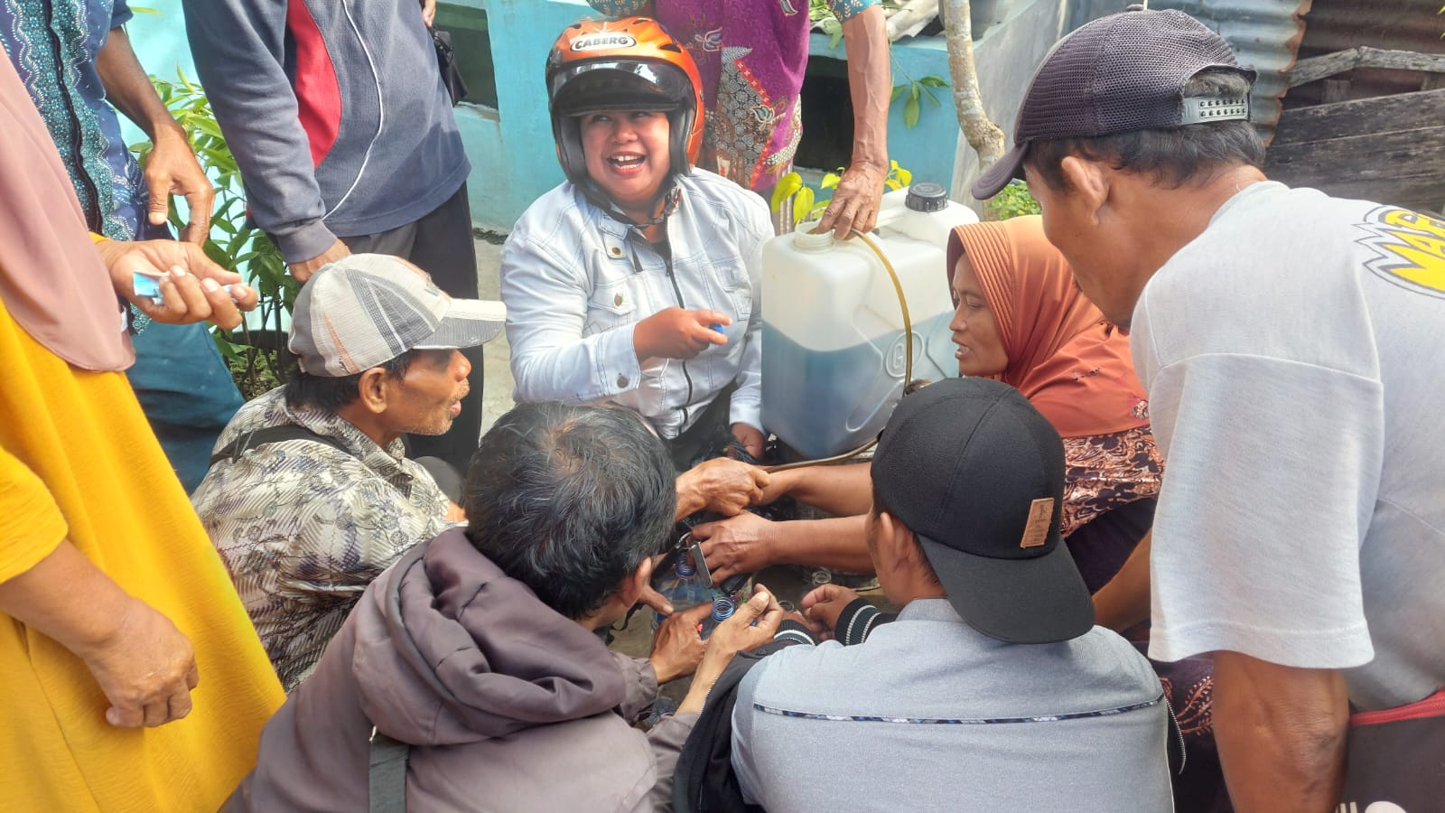 Pedagang Pertalite eceran diserbu warga. Banyaknya antrean di SPBU membuat harga pertalite eceran tembus Rp 25 Ribu. 