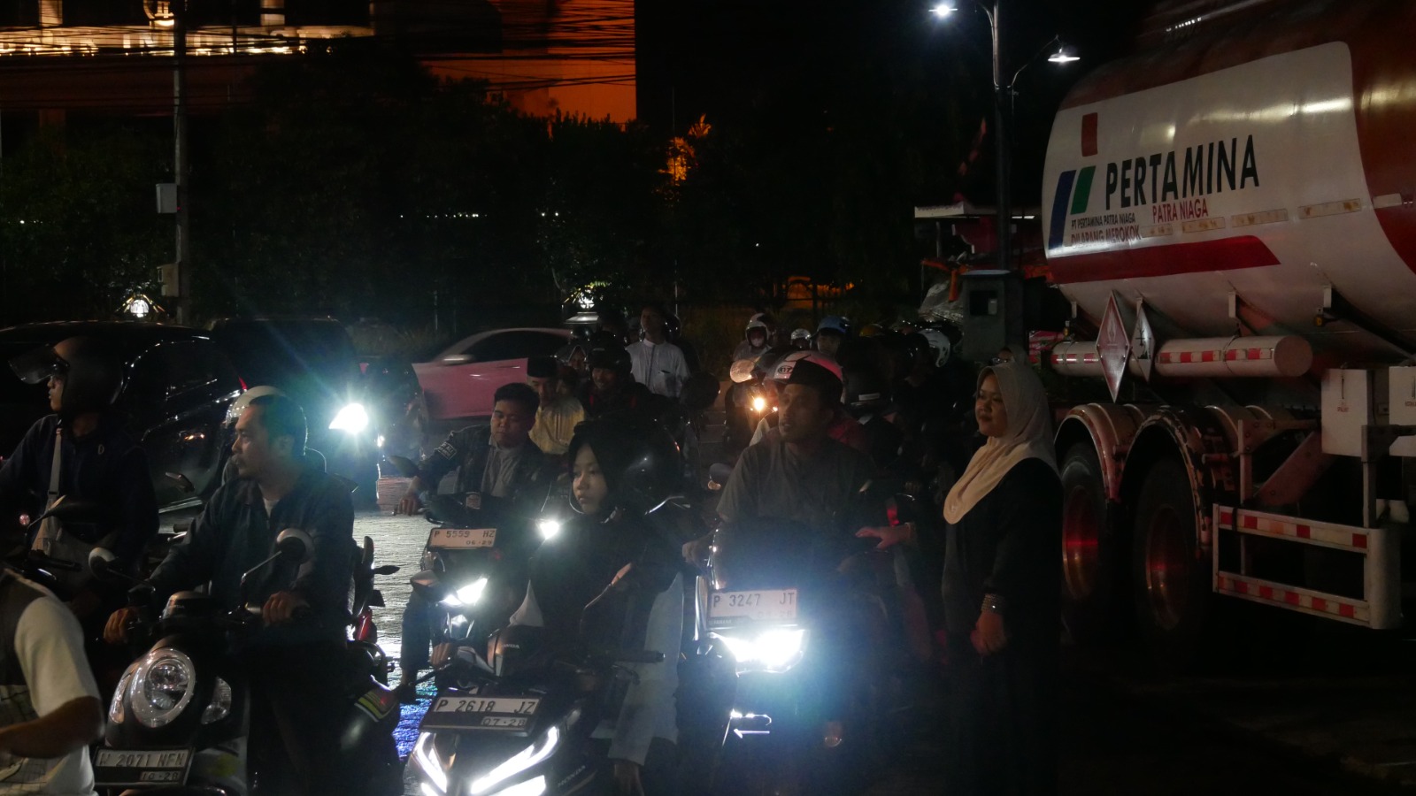 Warga mengantre BBM di SPBU Gajah Mada Kaliwates. Tambahan Ratusan Ribu Liter BBM Digelontorkan Pertamina ke Jember, Antrean SPBU Bakal Segera Normal