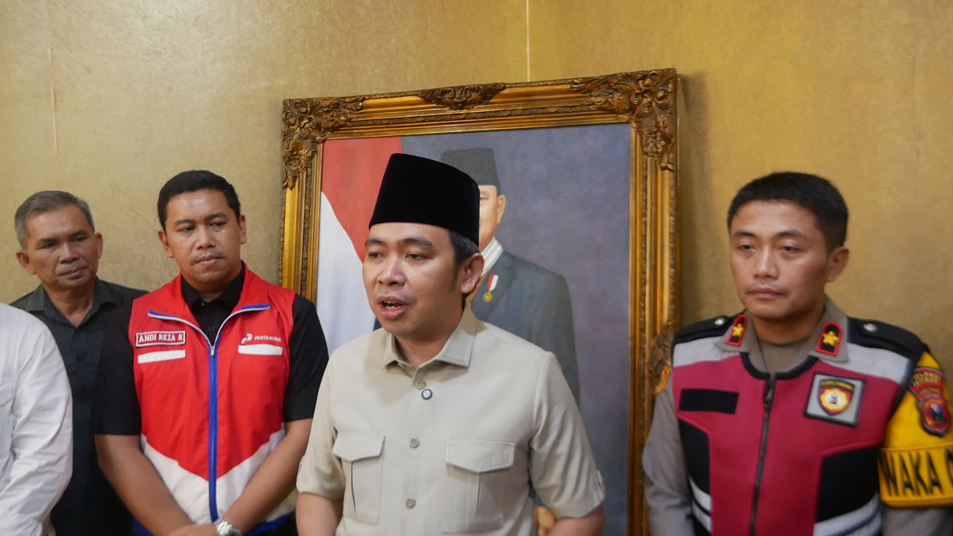 Bupati Jember Gus Fawait imbau warga tak perlu beli BBM berlebihan. Pastikan stok BBM aman hingga Lebaran.