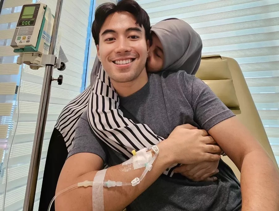 idi Aldiano dipeluk bundanya saat menjalani perawatan melawan kanker 