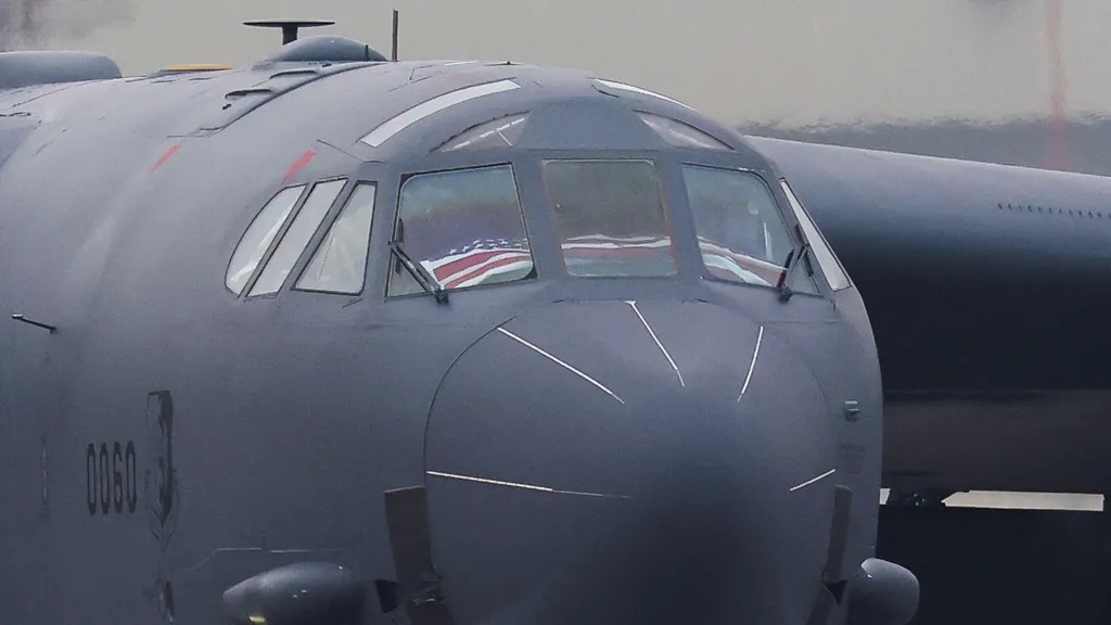 Bendera Amerika Serikat Tampat di ruang kokpit pesawat pengebom Boeing B-52 Stratofortress (Reuters)