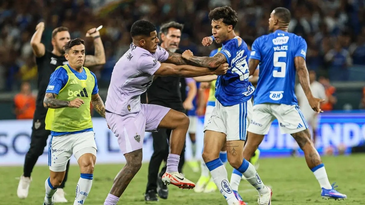Derbi antara Atl&eacute;tico-MG dan Cruzeiro berakhir dengan perkelahian dan pengusiran pemain &bull; Rodney Costa/Zimel Press/Estad&atilde;o Conte&uacute;do