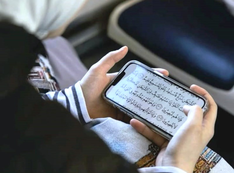 Membaca Alquran. Ilustrasi ibadah di mana pun berada. Aysel_ll - Pinterest)
