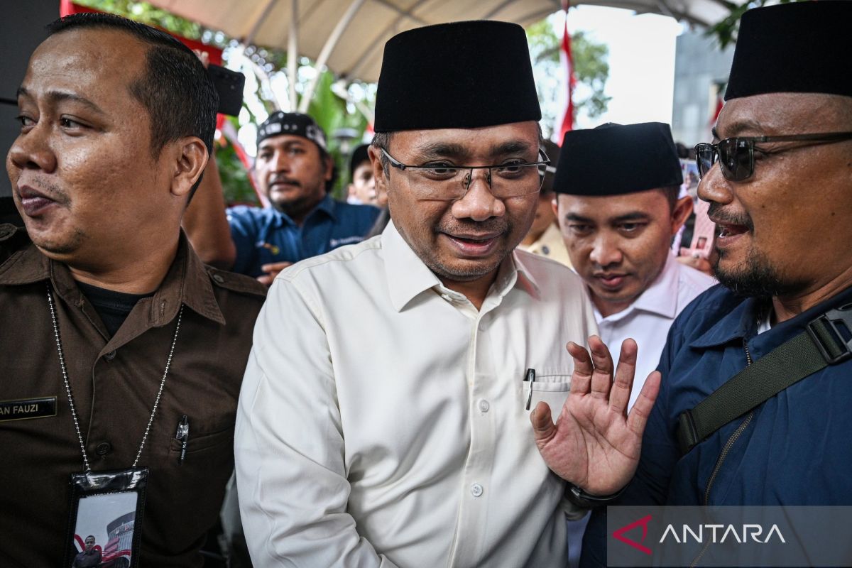 Mantan Menteri Agama Yaqut Cholil Qoumas (kedua kiri) berjalan keluar usai menjalani pemeriksaan di Gedung Merah Putih KPK (istimewa)