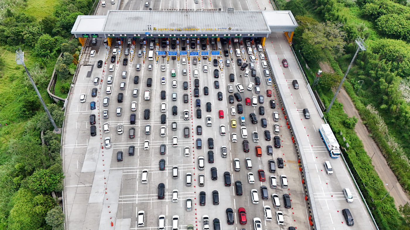 Antrian panjang mobil saat akan memasuki gerbang tol Cikampek Utama arah Jakarta, Minggu (14/4/2024).