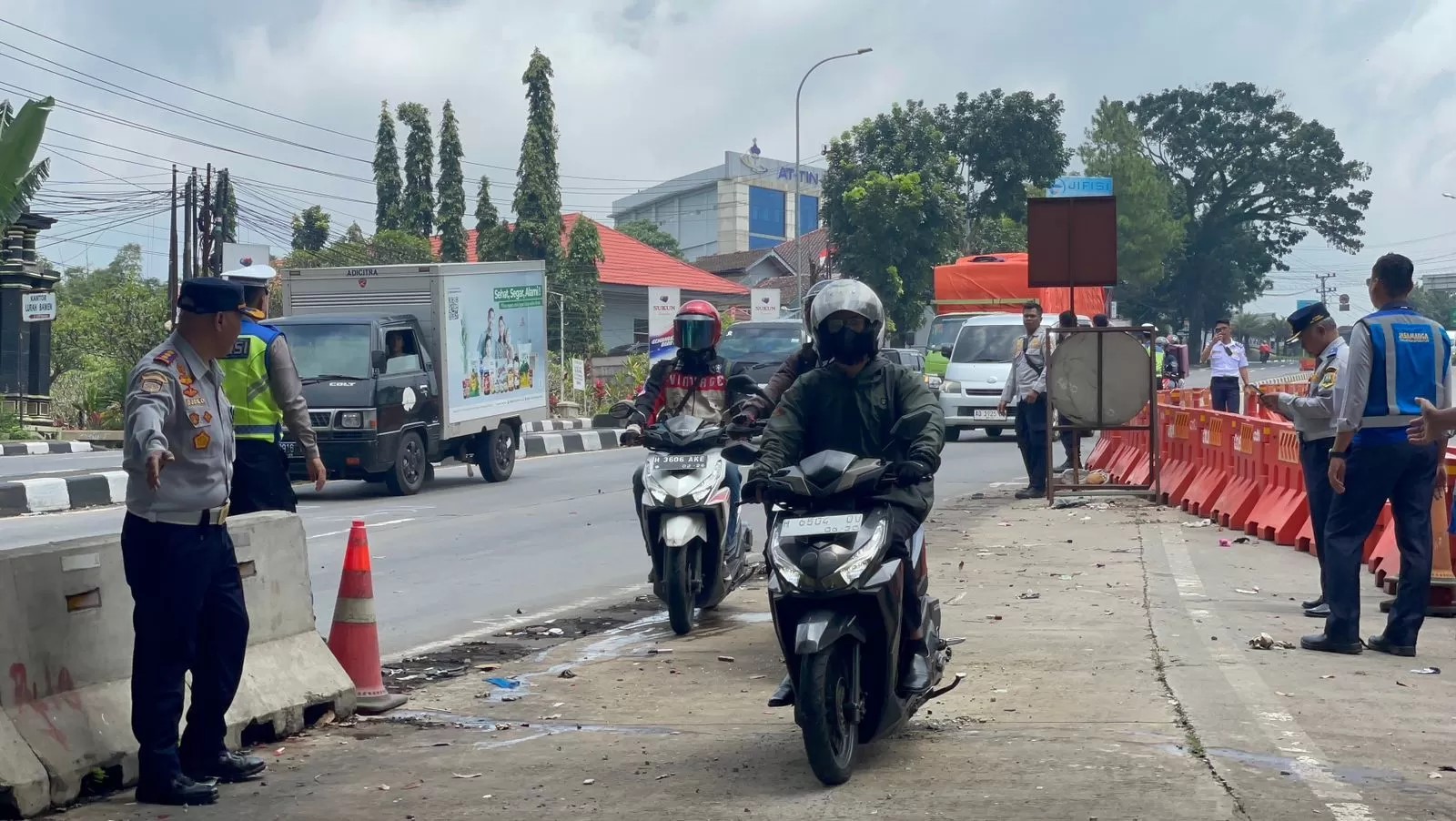Pegawai Dinas Perhubungan Kabupaten Semarang bersama Satlantas Polres Semarang dan Trans Marga Jateng membuka barrier di exit tol Bawen. (Maria Novena/Jawa Pos Radar Semarang)