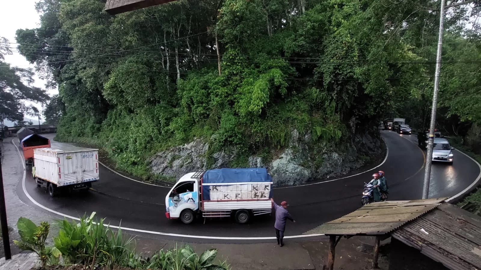 HATI-HATI: Kendaraan yang melintas di jalur Gumitir harus lebih waspada karena banyak tikungan, tanjakan dan jalan menurun yang curam. (JUMAI/RADAR JEMBER)
