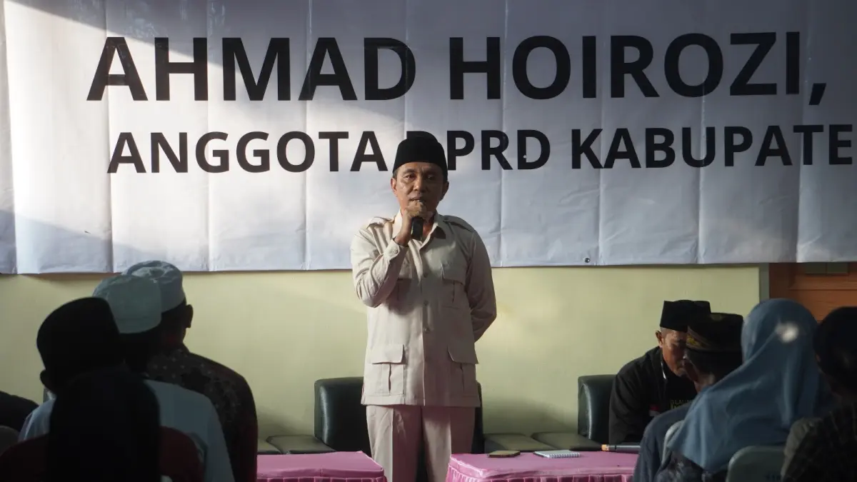 Anggota DPRD Jember Ahmad Hoirozi saat menyerap aspirasi warga di Kelurahan Antirogo, Kecamatan Sumbersari, Jember, Sabtu (14/3/2026). 