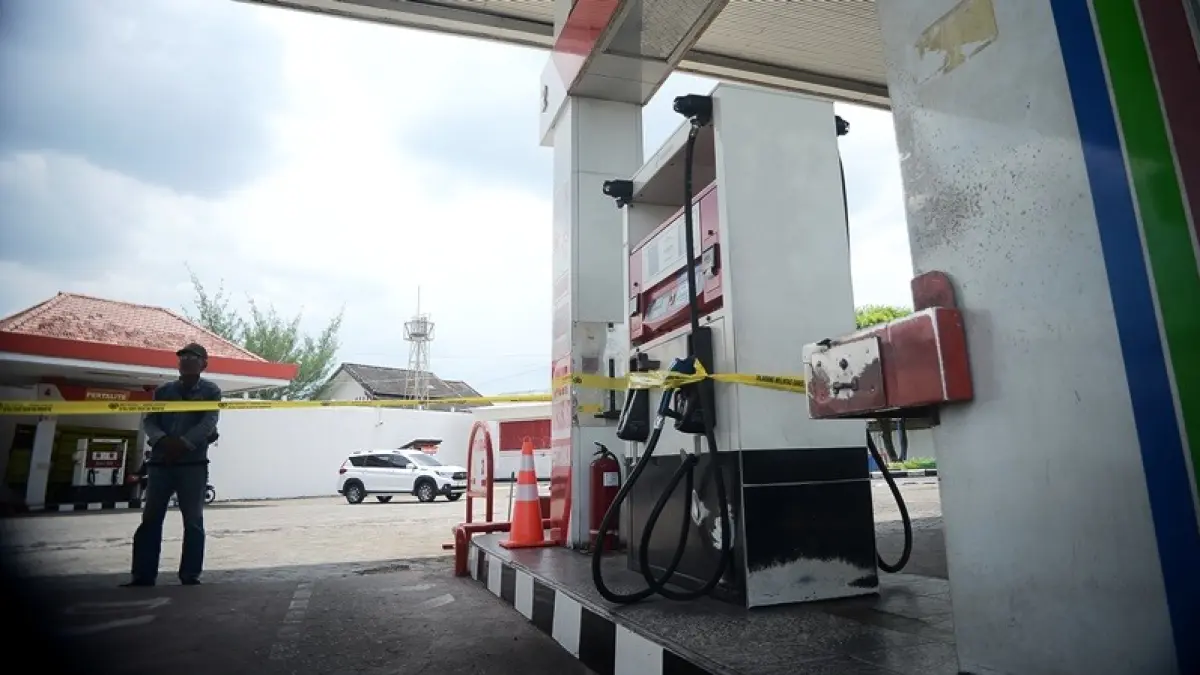 DISEGEL: SPBU di Jalan Teuku Umar disegel karena kasus penyalahgunaan BBM subsidi jenis solar. (M. ADHI SURYA/RADAR JEMBER)