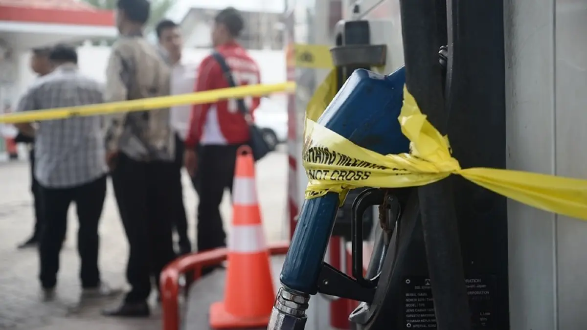 DISEGEL: SPBU di Jalan Teuku Umar disegel untuk proses penyelidikan dugaan penyelewengan solar subsidi. (M. ADHI SURYA/RADAR JEMBER)
