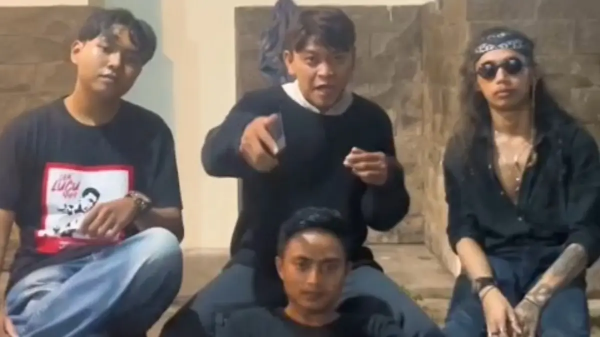 Empat Remaja : Jamil Faiz (Depan) Inang (Samping Kiri) Harry Erje (Tengah) Kemon (Samping Kanan) 