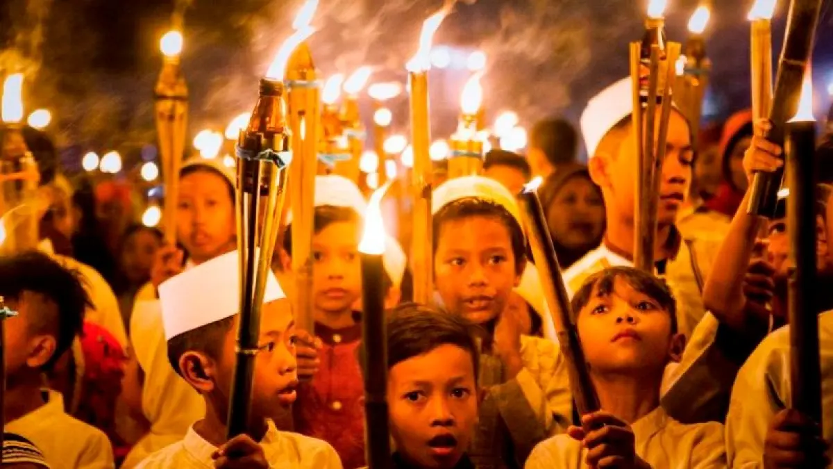 Ilustrasi takbir dan pawai obor keliling. (HowStuffWorks – pinteres)