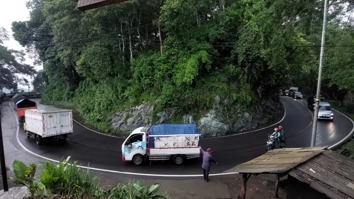 Jalan Gunung Gumitir dikenal rawan kecelakaan. Kondisi jalannya banyak tikungan, turunan dan tanjangan, serta di samping kanan kiri tebing dan jurang. (JUMAI/RADAR JEMBER)
