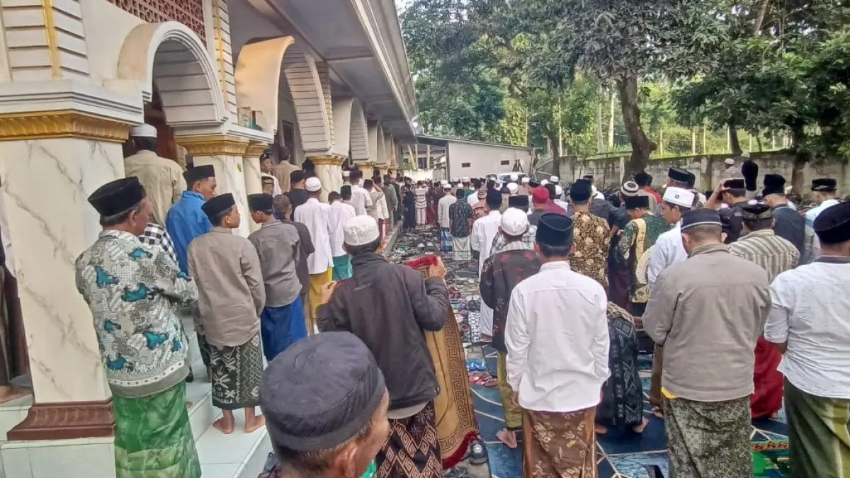 LEBARAN DULUAN: Warga Suger Kidul melaksanakan Salat Id di Masjid Mahfilud Dorur II. (YULI HARIADI)