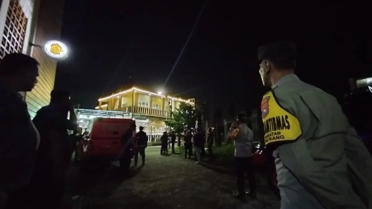 MENCEKAM: Polres Jember melakukan penjagaan di Masji Raya Pesona sesaat setelah terjadi ledakan (Yulio/halojember)