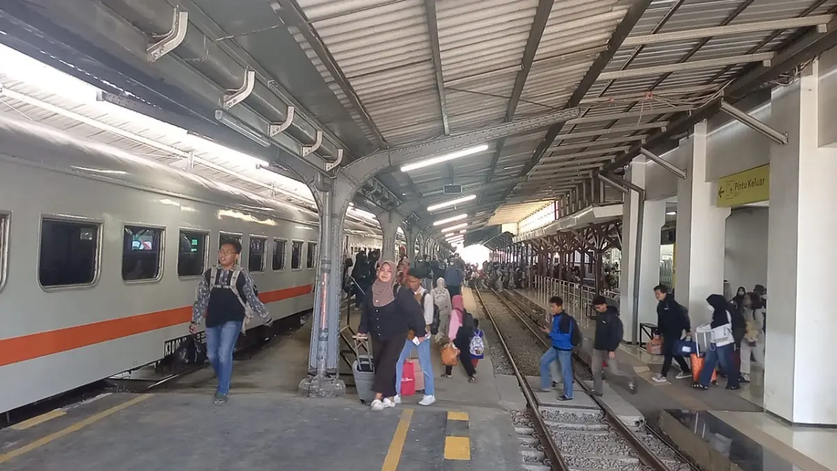 Suasana naik-turun penumpang KA Sritanjung di Stasiun Jember, Sabtu (14/3/2026). Ratusan ribu tiket mudik kereta telah terjual. (Humas Daop 9 Jember)